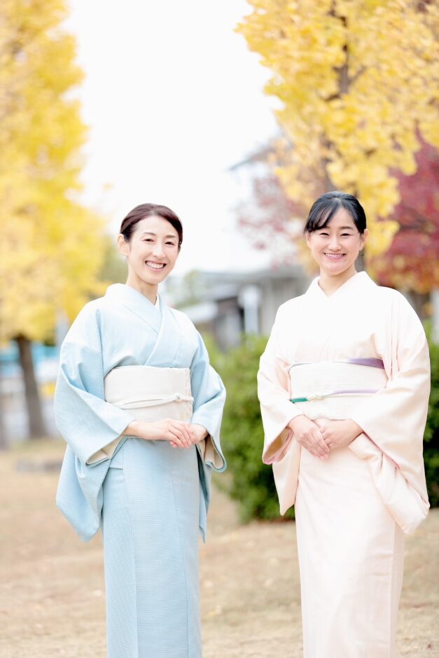 東海きものおしゃれ倶楽部を
運営する
美の衣、大澤と着物サロン綾織、伊藤です