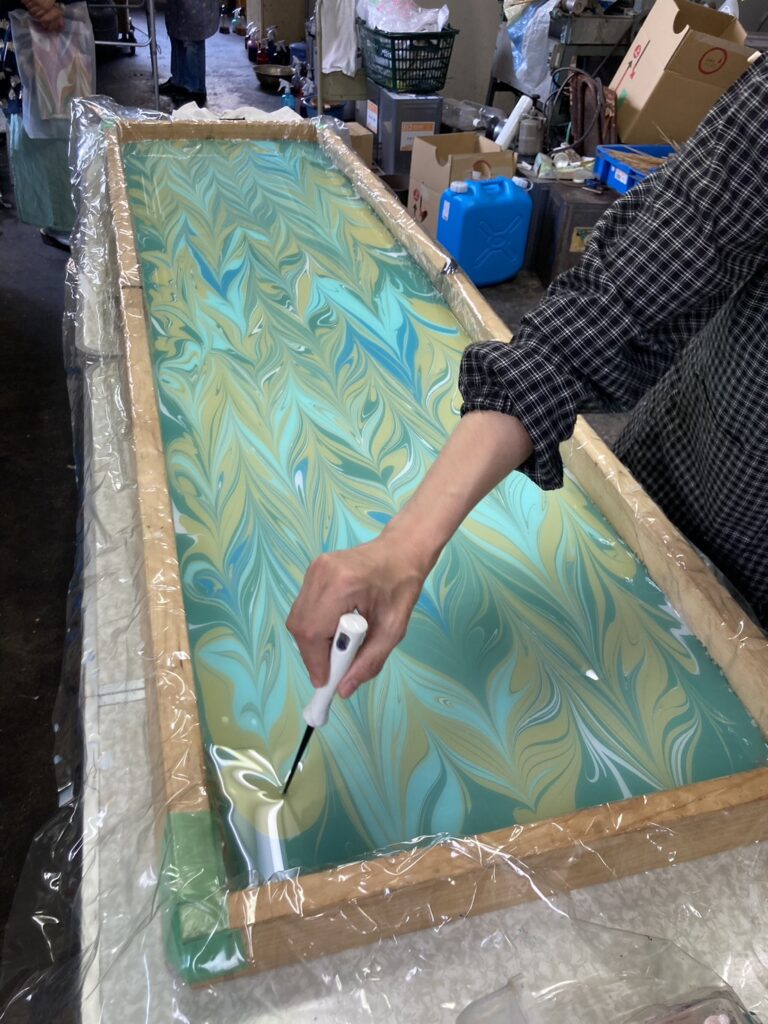 墨流しにはいろいろな模様ができます